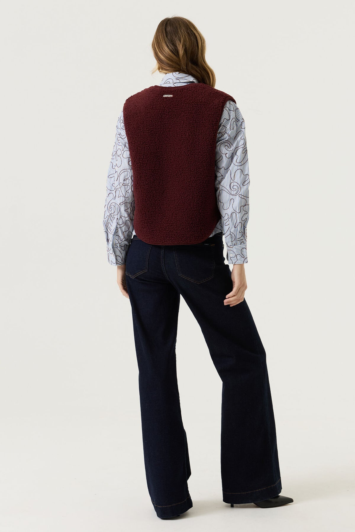 Garcia Rosewood Burgundy Reversible Teddy Fleece Gilet, V260295